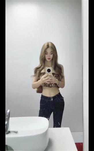 我还是喜欢别人镜头里的我 为什么我的自拍与帮拍对比丑得稀碎，模糊不清的镜头感觉好命苦，有种穷得使用诺基亚拍的既视感😢