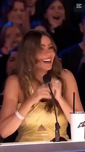 19K views · 320 reactions | Girl Stuns Everyone by Transforming into Batwoman on Stage! 驪 Check the first comment for the full video! #Batwoman #Transformation #AGT #ViralPerformance #MustWatch | US Democracy | Facebook