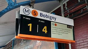 La RATP dévoile ses nouveaux panneaux sur les quais du métro à Paris