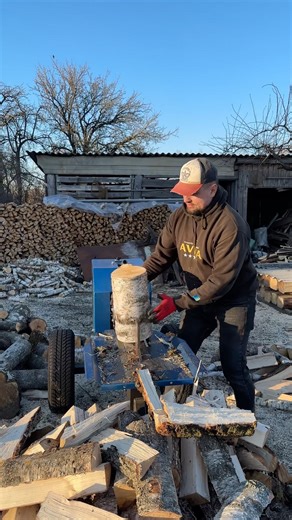 Compact log splitter for small logs