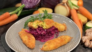 Wir in Bayern | Rezept: Gemüsekroketten mit Preiselbeer-Blaukraut-Salat