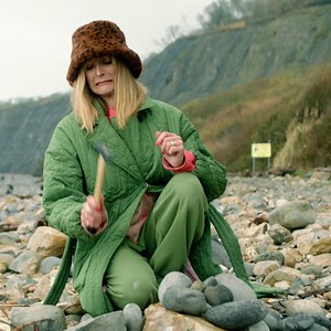 #ad Dorset is amazing. One day you’re sunbathing on the beach, the next you’re searching for ammonites on it... shout out to the Samsung Galaxy Z Flip4 for being the fossil hunting mentor in my pocket 🦖📱 #TeamGalaxy #Samsung #GalaxyZFlip4 | Fearne Cotton