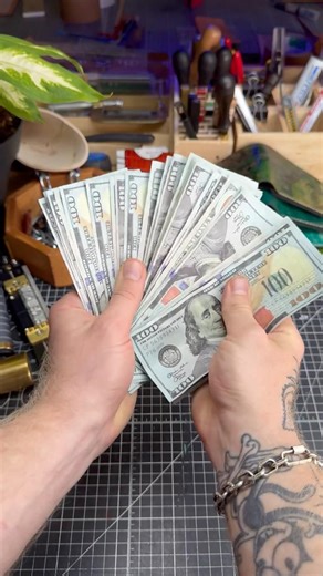 How Much Cash Can This Wallet Hold? 💵
