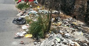 vc repórter: após 3 anos, calçada segue lotada de lixo em SP