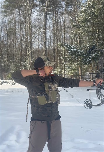 Christmas arrows with my @Bear Archery Whitetail INT and ‘aim for pass through’ adapt saddle on a 10