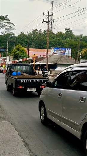 Near Miss at Railway Crossing! 😨🚆 | Nyaris Kena Palang