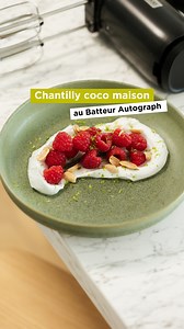 Réalisez votre propre chantilly coco vegan ! Très facile à réaliser avec le batteur électrique Autograph, cette recette est parfaite pour toutes les personnes intolérantes au lactose, et elle ajoutera une vraie touche d'exotisme à votre dessert ! 🥄 Ingrédients : - 100g de crème coco bien froide - 10g de sucre glace 👩🏻‍🍳 Préparation : - Versez les ingrédients dans un grand saladier ou un cul de poule. Fouettez avec le batteur jusqu’à l’obtention d’une consistance ferme. - Cette chantilly remp