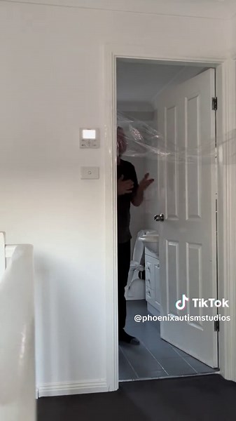 Plastic Wrap Prank. Poor Dad #fyp #gotcha #shorts #pranks #funny