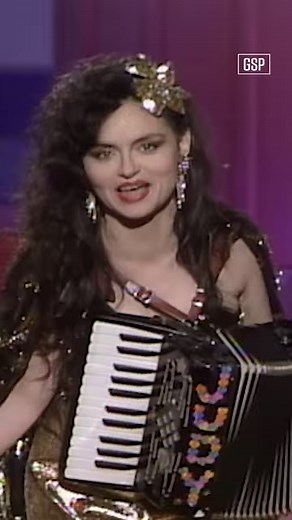 The accordion adds dramatic effect. 🎥: Judy Tenuta's Offical Fan Page, 4TH ANNUAL AMERICAN COMEDY AWARDS (1990) #judytenuta #americancomedyawards #accordion #classiccomedy #comedy #standup #standupcomedy #jokes | Clown Jewels