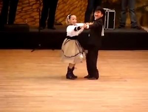 Niños bailando "Polka"💃🕺haciendo magia en la pista. Polka Norteña, un baile de origen europeo hecho mexicano. México ha hecho suyos los ritmos provenientes de Polonia y Checoslovaquia para crear un baile con vestimenta y estilo propios: la polka norteña. Representante de las zonas cálidas del país desde el norte del Estado de México hasta Chihuahua en la frontera más al norte del país, la Polka Norteña se ha vuelto una muestra clara de alma alegre y fiestera de los mexicanos con sus ritmos ráp