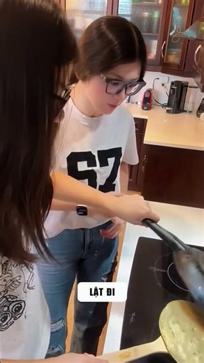 Dạy con gái tráng trứng và cái kết...#shorts #cuoisacsua @lindayuqianfam