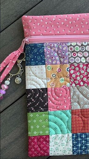 Bee Dots project bag preorders are in my Etsy shop: www.etsy.com/shop/redvelvetquilts