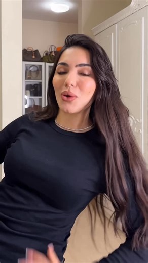 ‎Sarah Dursun || ساره دورسون‎ on Instagram‎: "تنسيق البوت 👢 الفلات و الي تكون بدايتة مدوره طبعا 🤍 القطع توفرها @therapy_boutique25 #sarahdursun #outfitofthenight #outfitideas4you"‎