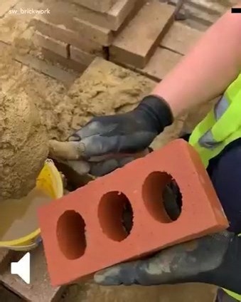 Ce professionnel pose les briques à la perfection ! | Demotivateur