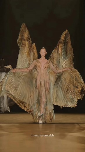 Tanya Dziahileva's Stunning Runway Walk at Sympoiesis FW26