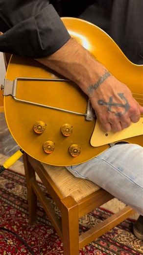 Miraldo Vidal | 25… Gibson Les paUl 1952 & Fender sUper Reverb 1965 @gibsonguitar @fender #gibson #fender #love #xmas #gold | Instagram