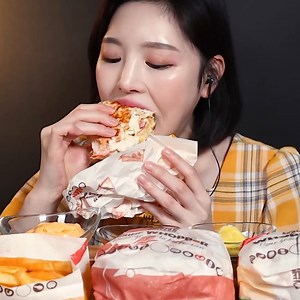 Hello everyone ! This is Boki🥰 I brought a hamburger after a long time🍔✨ I ordered three burgers of Burger King, spicy cheese potato fries, onion rings, chicken nuggets, chicken, long cheese sticks and large size coke ! I liked the texture of the hamburger because it had whole shrimp in it 👍🏻 The truffle mushroom whopper was delicious, too😋 I loved the combination of mushroom and cream sauce ! It was a really happy time to eat various side menus together 🙆🏻‍♀️ #ASMR #MUKBANG #eatingshow #