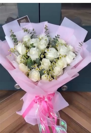ช่อนี้ลูกค้ารีเควสท์ช่อกุหลาบขาว แซมดอกคาโมมายด์ ห่อกระดาษสีชมพู * ช่อดอกไม้สามารถเลือก ดอกไม้ หรือแจ้งโทนสี แจ้งงบที่ลูกค้าต้องการได้เลยค่ะ * ราคาดอกไม้อาจมีการเปลี่ยนแปลงขึ้นอยู่กับราคาตลาดนะคะ (ดอกไม้ตามฤดูกาล) * ชนิดของดอกไม้ และสีของดอกไม้ ในแต่ละสัปดาห์จะแตกต่างกันค่ะ เราจะพยายามเลือกให้ใกล้เคียงกับโทนสีที่ลูกค้าต้องการให้มากที่สุดนะคะ 😊 * ที่ร้านมีบริการจัดส่งคิดค่าจัดส่งตามระยะทางหน้าร้านอยู่ที่ รังสิต คลอง 1 สามารถแจ้งที่อยู่จัดส่งให้ทางเราเช็คค่าจัดส่งให้ก่อนได้ค่ะ 𝖥𝗈𝗋 𝖮𝗋𝖽𝖾𝗋 �
