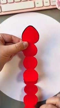 Using long strips of paper to make beautiful snake-year hanging ornaments, which are joyful and goo