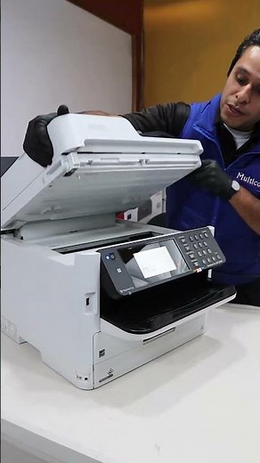 ¿Cómo solucionar un atasco de papel?