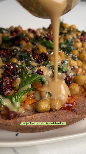 Follow Bunch for more easy vegan recipes. Watch to the end to see how to perfect the baked potato to filling ratio. Hint: It involves some smoking and lots of extra sauce. I’ve tested three different ways to bake a sweet potato, you can find them all up on site. Link here: https://www.bunchbunchbunch.com/recipes/sweet-potatoes-with-tahini-butter-chickpeas Christina x #Bunchuk | Bunch