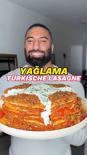 Foris Kitchen | Food Rezepte Fitness on Instagram: "High Protein Yağlama 😍 (Türkische Lasagne)😄 Nährwerte komplett: ➡️2318Kcal 200P 173Kh 85F Nährwerte pro Portion: ➡️580Kcal 50P 43Kh 21F 🔸Zutaten (4 Portionen, wie im Video): 8 Proteinwraps 20g Butter 15g Öl 500g fettreduziertes Hackfleisch 1 Zwiebel, fein gehackt 1 Grüne Peperoni oder Paprika, fein gehackt 200g Passierte Tomaten 400g gehackte Tomaten 2 EL Tomatenmark 300ml Wasser 2 TL Paprikapulver 1 TL Pfeffer 1 1/2 TL Salz 2 Knoblauchzehen