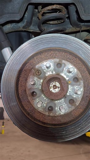 Dodge ram 1500 rear axel seal replacement #dodge #dodgeram #dodgeram #mechanic #mecanica #mechaniife #replacement #snapon #tools #truck #foryou #viral #shop #lamamalona