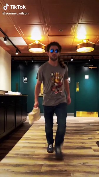 Pizza Guy Shows Off Impressive Skills | Make Your Move