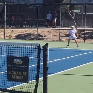 No backhand, no problem 😳 Watch this talented junior switch from left to right-handed forehands mid-point! (via Twitter/@zootennis) | Tennis TV
