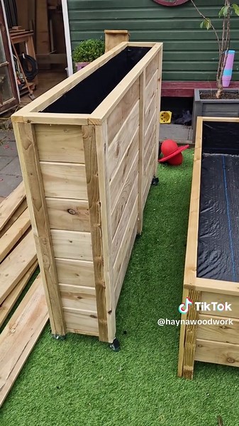 Custom Planters and Garden Benches from Hayna Woodwork