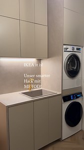 IKEA it is. 🤍 Kein teurer Waschturm, sondern ein smarter Hack mit METOD So gehts: - Maschinen eingerahmt: mit der Ikea Arbeitsplatte , die wir hochkant gestellt haben auf der linken Seite! So ist direkt die Abgrenzung zur Spüle da und man hat eine Verbindung zur Arbeitsplatte ! Die Platte haben wir an der Wand mit Winkeln befestigt und am Korpus unten . - Über dem Trockner: METOD Korpus an der Wand befestigt: Havstorp 60x60 cm (Es ist der Kühl-Gefrierschrank, da es der Einzige mit den Maßen 60 