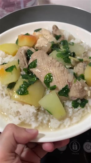 This steaming tinola bowl is pure Filipino comfort
