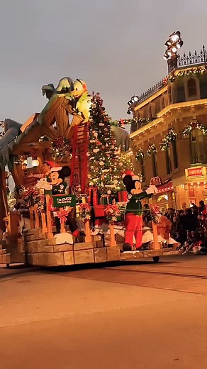 Happy Birthday to Mickey and Minnie. If you are visiting Disneyland Park for A Christmas Fantasy Parade, here are some of the best places to sit so you can actually enjoy the show. The parade runs every day at 3:00 pm and 5:15 pm through January 6, 2025. First, check out the area near it’s a small world. It has easy access to food and restrooms, and you can sit right on the brick or find a spot on the terraced levels. It is one of the easiest places to grab a seat without too much stress. Anothe