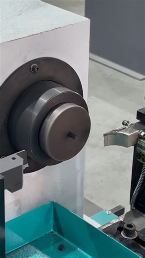 👉👍👉Mini automatic feeding CNC wood lathe for automatic turning, drilling, and cutting of graphite rods! 👇👇👇This small, automatic feeding CNC woodworking lathe is equipped with turning tools, drill bits, and cut-off tools. It can automatically feed materials, turn shapes, drill holes, and cut off parts. It is fully automatic and can process various materials such as graphite, acrylic, PVC, and wood. The processing requires no manual intervention, has a fast processing speed, good results, e