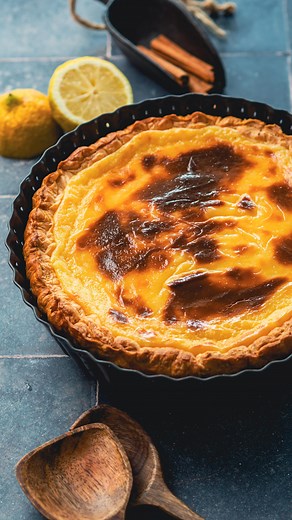 Tarte Pastel de Nata. Todo o incrível sabor e textura do tradicional pastel de nata mas em tarte 🤤😉 👇 Receita Ingredientes: 2 ovos L 4 gemas 500ml leite 200ml natas 300g açúcar 40g amido de milho 1 pau de canela Casca de 1 limão 1 embalagem de massa folhada Preparação: Numa taça colocamos o amido de milho e o açúcar, juntamos as gemas e os ovos e batemos muito bem até obter um creme. Num tacho colocamos o leite e as natas e juntamos a mistura de gemas e batemos muito bem com uma vara de arame