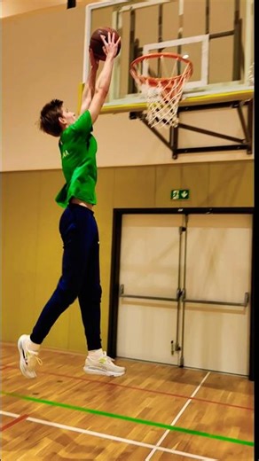 Easy Dunking by a high jumper #dunking #basketball #athletics