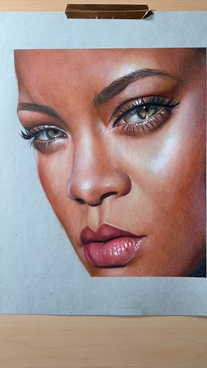 Drawing Rihanna ✍️ Full process is live on my Youtube! #drawingprocess #portraitdrawing #portraitart #youtubetutorial #reels #artreels #howtodraw #drawtutorial #portraitsketch #drawwithme #coloredpencil @badgalriri | Arielle Komie Art