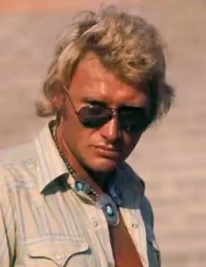 Le matin, quand j'écoute les news🎶 La mort se vend par paquet d'12 et ça m'file le blues Ça m'prend la tête comme une piquouze J'voudrais qu'ça change, j'voudrais qu'ça bouge et ça m'file le blues J'ai pas dit qu'j'allais changer l'monde🎶 Quand je pense aux gosses, je pense aux bombes Tout ça, c'est juste histoire de flouze et ça m'file le blues J'ai pas dit qu'ce serait mieux ailleurs♥️ Qu'y aurait une terre où on n'a pas peur M'en veuillez pas si moi, j'vois rouge et ça m'file le blues Y a t