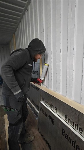 @zimmerei_liborius on Instagram: "Vom Überseecontainer zum Tiny House – jetzt wird’s bauphysikalisch sauber. In diesem Reel zeige ich, wie ich meinen Container von innen mit alukaschierten Baudapier-Dämmplatten dämme. Alle 62,5 cm kommt zusätzlich eine 4×6-Latte, damit die spätere Wandverkleidung sicher befestigt werden kann. Bevor ich losgelegt habe, habe ich den kompletten Wandaufbau mit U-Werten, Taupunkt & Feuchteverlauf bei UBAKUS durchgerechnet: 👉 4 cm Innendämmung + 3 cm Außendämmung + j