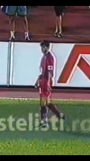 🟥⬛ Miodrag Belodedici lovește decisiv cu capul în Steaua vs Rapid, Finala Cupei României 1999!Un fundaș care nu doar a apărat, ci și a înscris în momente cheie! 💪📺 Află mai multe despre cariera lui în topul iNostri pe YouTube!#Belodedici #Steaua #Rapid #FinalaCupei #Top10Fotbaliști #iNostri | Inostri