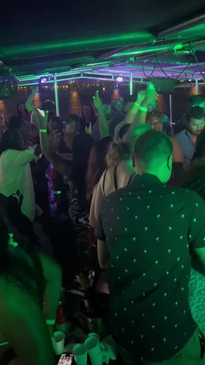 Are you ready to party with us and have an amazing time ? 🎉 #miami #boozecruise #party #nightlife #boatparty