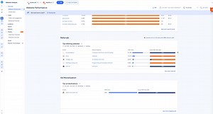 Similarweb Pro là một trong những công cụ được sử dụng nhiều trong SEO, marketing và nghiên cứu thị trường nhờ khả năng phân tích lưu lượng truy cập website, nguồn traffic, hành vi người dùng và so sánh đối thủ theo từng quốc gia, từng giai đoạn. Với bản Pro, người dùng có thể xem chi tiết các kênh mang lại traffic, theo dõi xu hướng tăng trưởng của website và đánh giá mức độ cạnh tranh trong từng ngành. Đây là dữ liệu rất quan trọng cho việc lên chiến lược SEO, quảng cáo và mở rộng thị trường. 