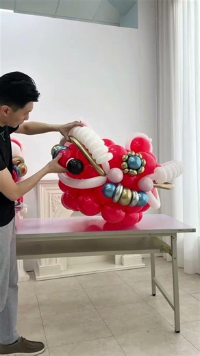 國潮當道！氣球醒獅工藝氣球~從紅球基底到金屬色眉眼點綴，層次分明、霸氣威武。掌握這種高客單價的慶典大作技術，讓你的佈置事業無可取代！#愛樂芙 #創業課程 #醒獅氣球 #國潮佈置 #氣球藝術