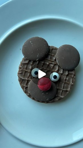 Neha Gandesha 🧸 (Snack Queen) on Instagram: "Teddy bear biscuit snacktivity! 🧸 You know I love simple and fun! Well here’s a really fun and simple snacktivities the kids can do! You will need: Chocolate digestive biscuits Candy eyes Large chocolate buttons Smarties Edible glue/ icing or melted choc to stick Take a plate , place your biscuits on. Start by sticking one of your chocolate button low down in the centre to make the nose and mouth. Stick a red smarties on top of this. Stick on two ey