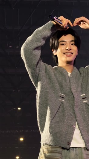 Jake Shim Chile Fanbase by ENHYPEN on Instagram: "[RANDOM ⁝ 251118] El es lo más lindo del mundo, es tan bonito que llega a ser irreal 🥺🩷✨ ──── ˗ˋ ୨୧ˊ˗ ──── ┊🩰┊⋆𝐶𝑟. svcely0 『 Jᴀᴋᴇ Sʜɪᴍ ┊𝐶ℎ𝑖𝑙𝑒 』 ୨୧┈🦮┈୨୧ #JAKE #ShimJaeyoon #JAKESHIM #심재윤 #제이크 #ENHYPEN #DesireUnleash #BadDesire #HYBE #BELIFTLABS"