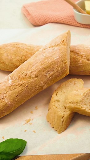 Baguette selber backen 🥖 📌 Rezept zum Speichern Der französische Brotklassiker sollte auf keinem Frühstückstisch fehlen. Eine knusprige Kruste mit luftig-zartem Teig. Jetzt kannst du dieses Baguette auch ganz einfach selber machen. ZUTATEN 400 g Weizenmehl (Type 405) 1½ TL Salz 1 Prise Zucker ¼ Würfel frische Hefe 270 ml lauwarmes Wasser etwas Mehl zur Teigverarbeitung ZUBEREITUNG 1. Mehl, Salz und Zucker in einer Schüssel vermischen. Hefe hinein bröckeln. 270ml lauwarmes Wasser zugeben. Alles