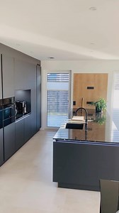 Infinity in der Küche von @haus_am_spieksee 🌟. Die dunklen Küchenfronten, der helle Boden und die Holzdetails schaffen zusammen mit unserem Naturstein Infinity ein harmonisches und stilvolles Gesamtbild. Eine tolle Inspiration für alle, die ihre Küche noch planen! Habt ihr auch einen STRASSER Stein in eurer Küche? Zeigt uns, wie ihr STRASSER Steine in eurem Zuhause eingebracht habt. 🤗#strassersteine #naturstein #kücheninspiration #meinstrasserstein #küchenarbeitsplatte #kitchen #küchendesign #