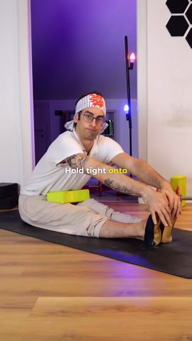Coach Elia - Stretching & Handstand on Instagram: "INSTANT FLEXIBILITY? Here’s a strategy you can use to increase your flexibility in forward folds: ✅ Place a yoga block or pillow between your chest and legs when folding your trunk toward your legs to stretch your hips and back. ✅ Hold onto your feet and push your heels down for 10 seconds, then reverse by pushing your legs up toward your trunk while squeezing the yoga block. Engage your quads and abs as you do this for another 10 seconds. ✅ Rel