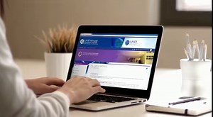 La Universidad autónoma de Santo Domingo ha diseñado una nueva aula virtual con un formato simple y amigable, en donde el maestro podrá subir materiales educativos y actividades de aprendizaje, como tareas, foros y cuestionarios para ser impartidos y calificados en línea. En nuestra aula virtual, tanto el maestro como el estudiante podrán manejar todas sus secciones y asignaturas desde la misma plataforma, acceder desde cualquier dispositivo móvil y cambiar de sección con un sólo clic. *Cómo pue