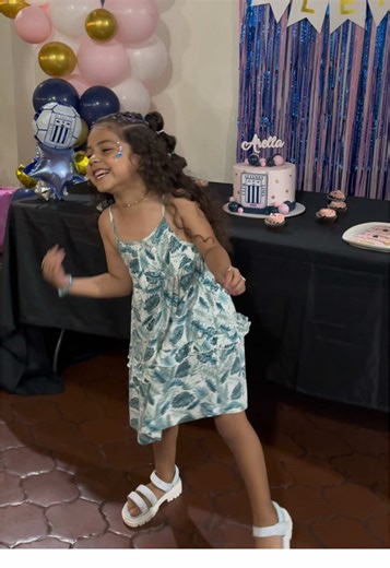 Ella es Arella y es una mini hincha de @Alianza Lima. El Real no se hace, se nace 🫶🏻 #fyp #alianzalima #happybirthday #alianzalima